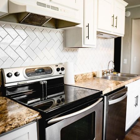 Urban Cottage: Homey & Convenient Хънтингтън Екстериор снимка